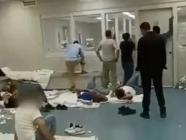 Vídeo revela migrantes detidos em condições precárias em prédio federal de Nova York