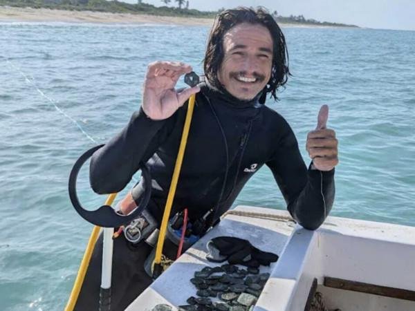 Milhões em Ouro: Escavadores Encontram Tesouro de Naufrágio Espanhol na Flórida