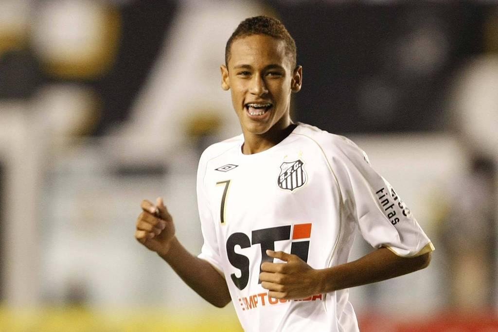 "Santos anuncia Neymar em campanha que revisita o passado em preto e branco para destacar seu valor"