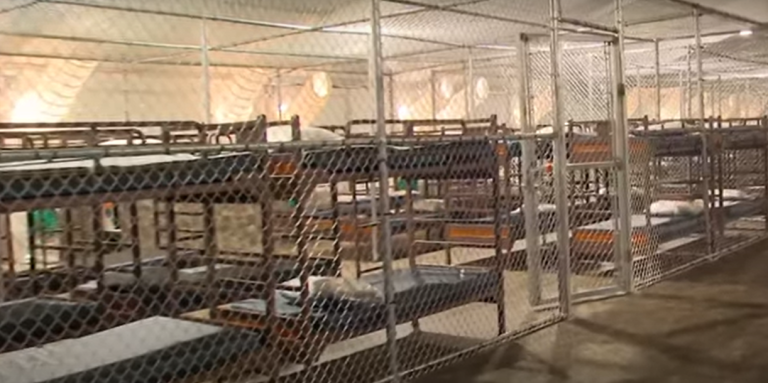 Trump abre mais uma prisão no estilo “Alcatraz dos Jacarés” para prender imigrantes