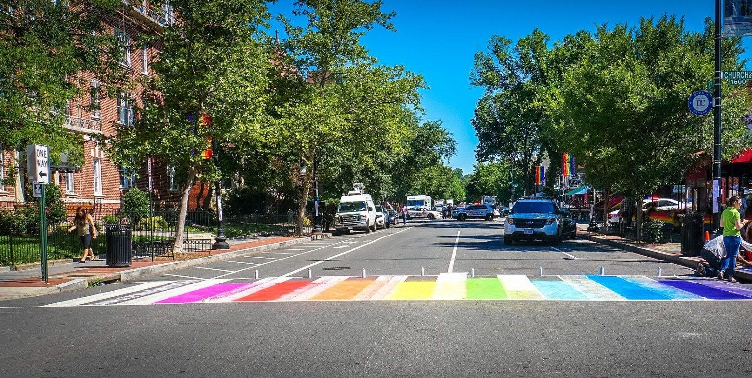 Manifestantes protestam contra retirada de faixas de pedestres com cores do arco-íris na Flórida
