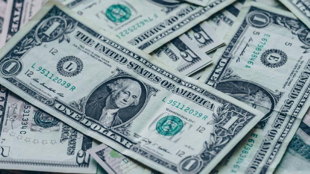 **Dólar recua para R$ 5,81 com queda no desemprego no Brasil e inflação controlada nos EUA; Ibovespa em alta**