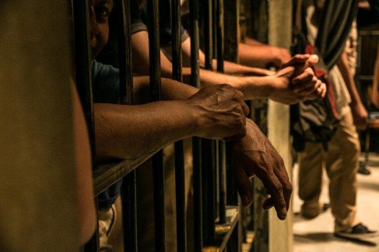 Prisões de imigrantes sem antecedentes criminais aumentam no Arizona, refletindo mudança na política do ICE