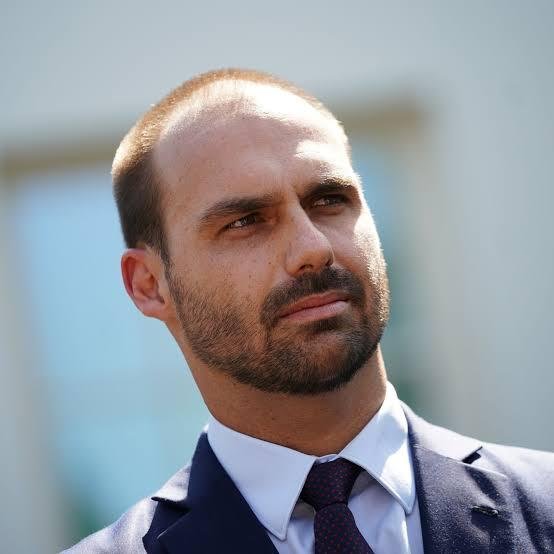 Oposição aponta Eduardo Bolsonaro como “presidente oculto” em comissão