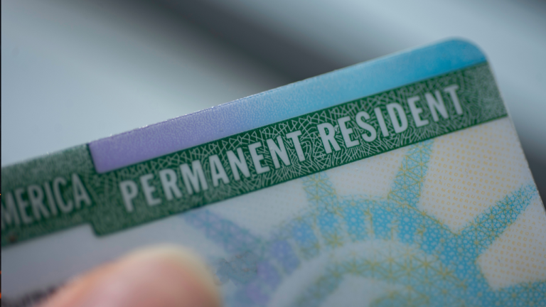 Trump Propõe Regra Mais Rígida de "Ônus Público" que Ameaça Green Cards e Cidadania